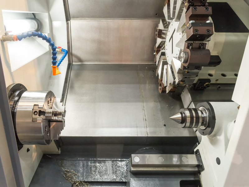 Thân máy, bàn máy, trục chính, mâm cặp... là những bộ phận quan trọng trong hệ thống máy tiện CNC 