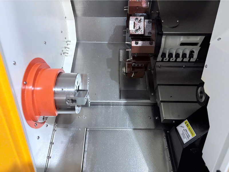 Máy tiện CNC băng nghiêng có thiết kế giường nghiêng giúp hỗ trợ gia công và thoát phoi hiệu quả trong quá trình gia công
